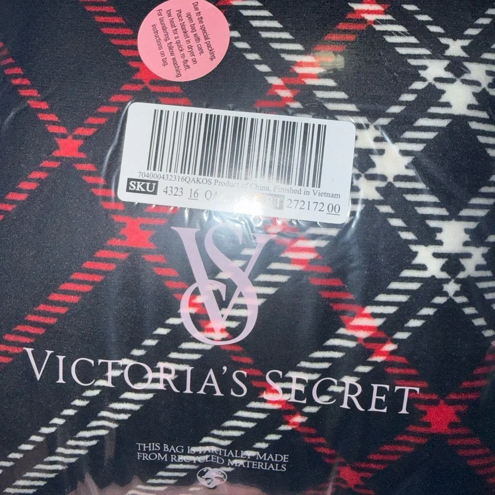 🖤Victoria’s Secret Cozy-Fleece Blanket - Black/Red/White Plaid - NWT - 60” x 50” - Picture 6 of 8